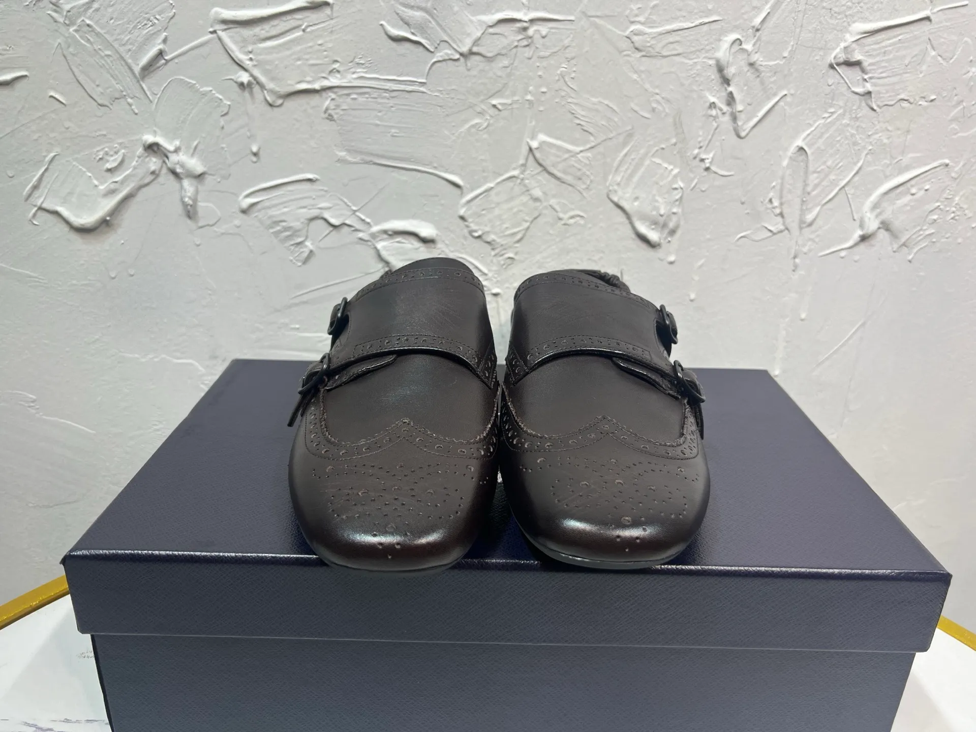 P820 ​​prada derby2025 spring and autumn latest Prada slip-on retro men's leather shoes, Shuffle double buckle strap Monk shoes, upper cowhide, lining and foot cowhide, rubber sole, original packaging black and brown 2 colors, code number: 39-46